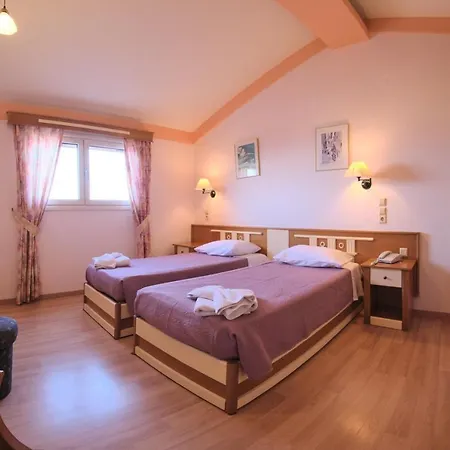 3 Brothers Hotel Sidari ホテル