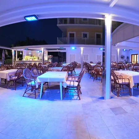 3 Brothers Hotel Sidari ホテル
